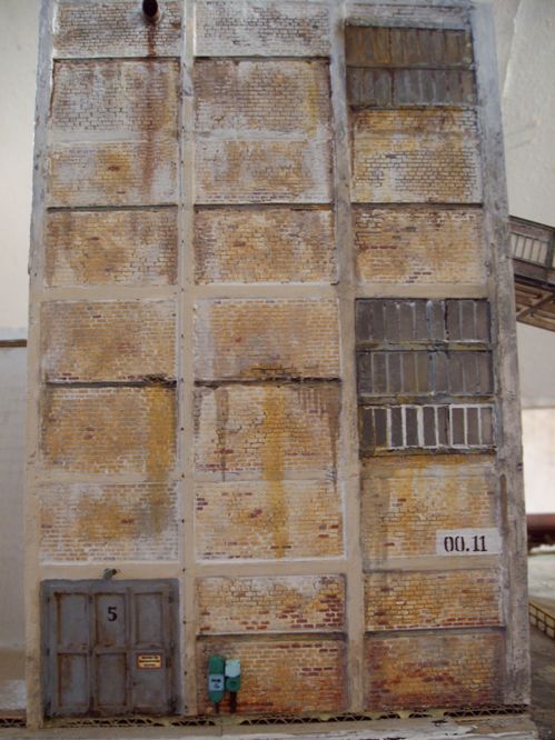 Fassade aus Holz und Gipsgestein!